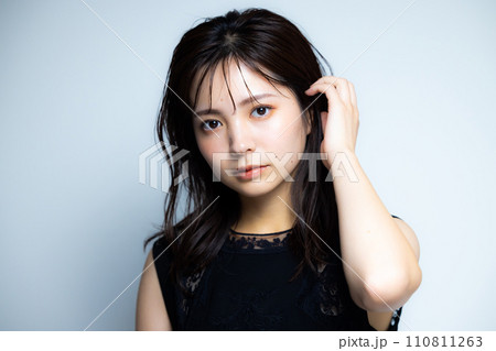 黒のノースリーブの女性 110811263