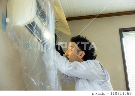 エアコン掃除をする男性作業員 エアコン掃除をする男性作業員 110811369