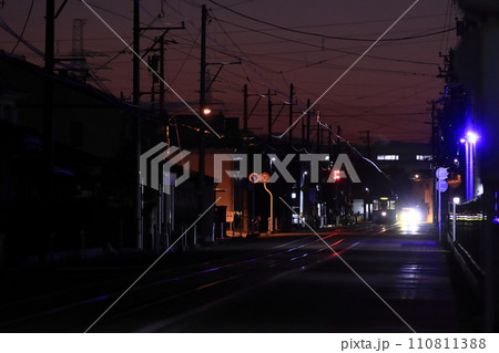 夜の街並みを走る富山地方鉄道デ7000形電車_2023/12/28撮影 夜の街並みを走る富山地方鉄道デ7000形電車_2023/12/28撮影 110811388