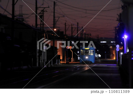 夜の街並みを走る富山地方鉄道デ7000形電車_2023/12/28撮影 夜の街並みを走る富山地方鉄道デ7000形電車_2023/12/28撮影 110811389