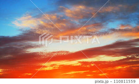 夕暮れの空と雲の美しい風景 夕暮れの空と雲の美しい風景 110811559