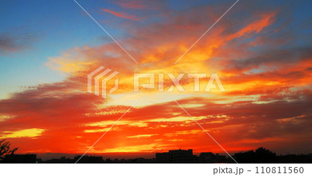 夕暮れの空と雲の美しい風景 夕暮れの空と雲の美しい風景 110811560