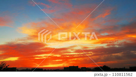 夕暮れの空と雲の美しい風景 夕暮れの空と雲の美しい風景 110811562