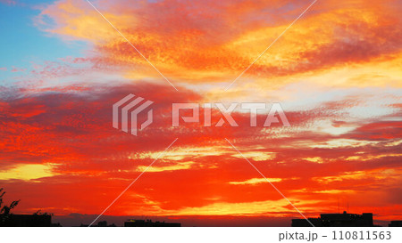 夕暮れの空と雲の美しい風景 110811563