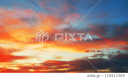 夕暮れの空と雲の美しい風景 夕暮れの空と雲の美しい風景 110811564