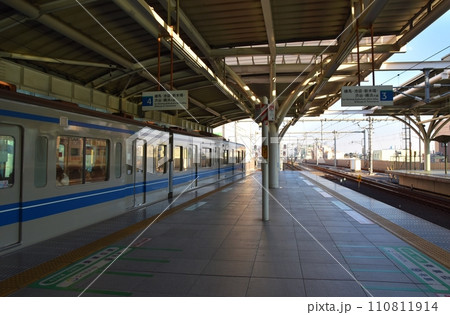 晴天の石神井公園駅ホームと車両 東京 晴天の石神井公園駅ホームと車両 東京 110811914