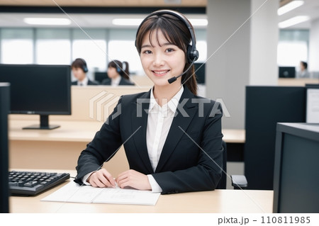 コールセンターでヘッドセットをつけて美しく微笑む日本人(アジア人)女性 AI Generated 110811985