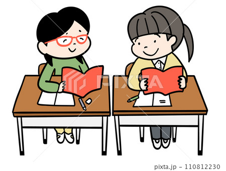 教室の机を並べた隣同士の小学生 110812230