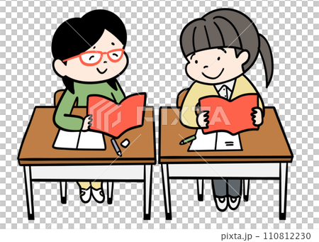 教室の机を並べた隣同士の小学生 110812230