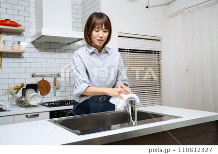 キッチンで拭き掃除をする女性 キッチンで拭き掃除をする女性 110812327