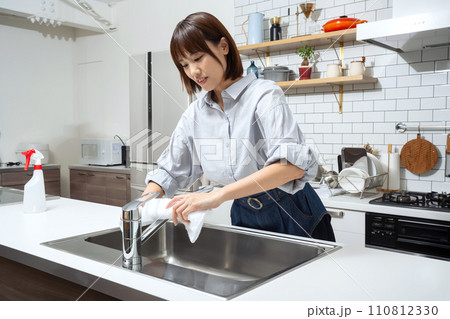 キッチンで拭き掃除をする女性 110812330