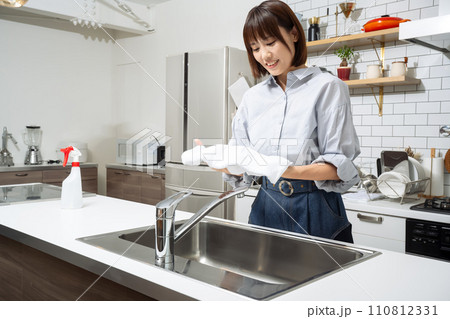 キッチンで拭き掃除をする女性 110812331