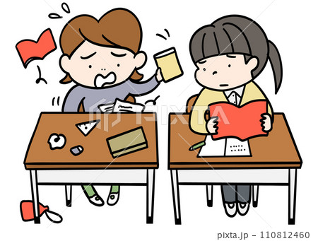 教室の机を並べた隣の子が探し物をしている 110812460