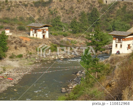 Tachog Lhakhang(tamchu)　パロからティンプーへ行く道中の橋 110812968