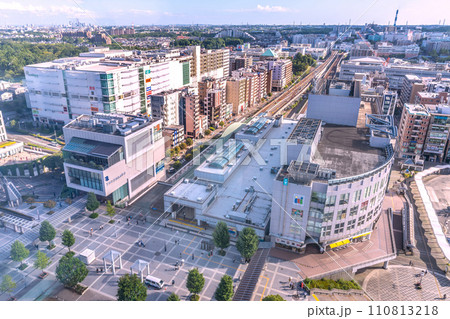 日本の横浜都市景観 センター北駅やセンター南駅(画面奥)、ランドマークタワーなどを望む=令和5年8月 日本の横浜都市景観 センター北駅やセンター南駅(画面奥)、ランドマークタワーなどを望む=令和5年8月 110813218