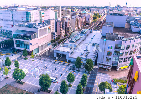 日本の横浜都市景観 センター北駅やセンター南駅（画面奥）、ランドマークタワーなどを望む＝令和5年8月 110813225