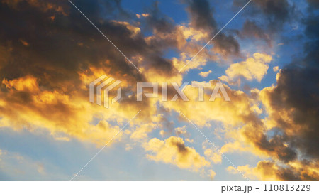夕焼け空の美しい風景 110813229