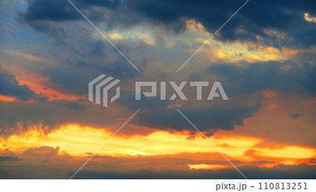 夕焼け空の美しい風景 110813251