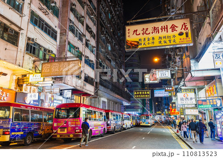 香港　旺角（モンコック）の裏通り　夜景 110813523