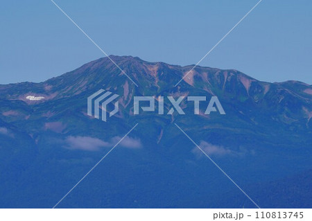 ニぺソツ山稜線からのトムラウシ山 110813745