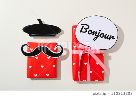 A gift in French style with symbols of France. 110813808