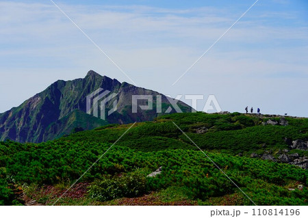 稜線登山道からのニぺソツ山と登山者 稜線登山道からのニぺソツ山と登山者 110814196