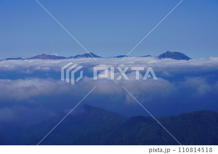 ニぺソツ山稜線からの十勝岳・美瑛岳・オプタテシケ山 110814518