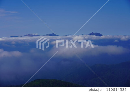 ニぺソツ山稜線からの十勝岳・美瑛岳・オプタテシケ山 ニぺソツ山稜線からの十勝岳・美瑛岳・オプタテシケ山 110814525