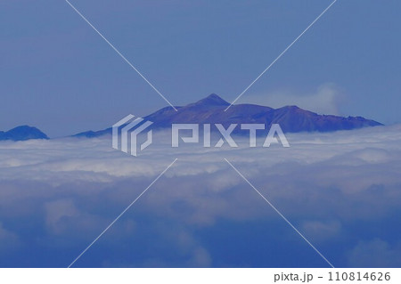 ニぺソツ山稜線からの雲海と十勝岳 ニぺソツ山稜線からの雲海と十勝岳 110814626