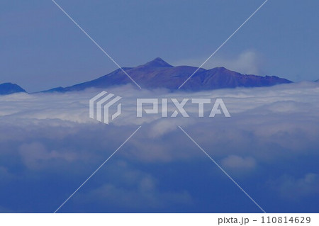 ニぺソツ山稜線からの雲海と十勝岳 ニぺソツ山稜線からの雲海と十勝岳 110814629