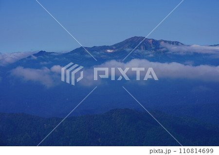 ニぺソツ山稜線からのトムラウシ山 ニぺソツ山稜線からのトムラウシ山 110814699