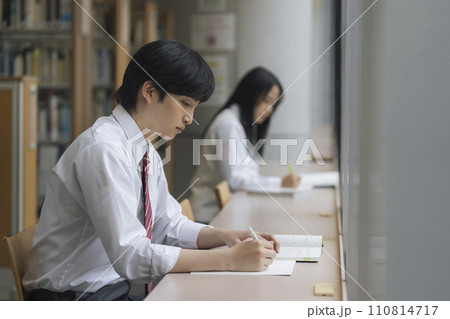 図書室で勉強する高校生 撮影協力:有明教育芸術短期大学 図書室で勉強する高校生 撮影協力:有明教育芸術短期大学 110814717