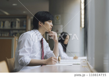 図書室で勉強する高校生 撮影協力:有明教育芸術短期大学 図書室で勉強する高校生 撮影協力:有明教育芸術短期大学 110814735