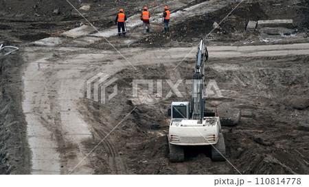 Kiev, Ukraine March 13, 2019:  Workers and machinery - zero-cycle construction of the foundation of an entertainment center 110814778