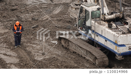 Kiev, Ukraine March 13, 2019:  Workers and machinery - zero-cycle construction of the foundation of an entertainment center 110814966