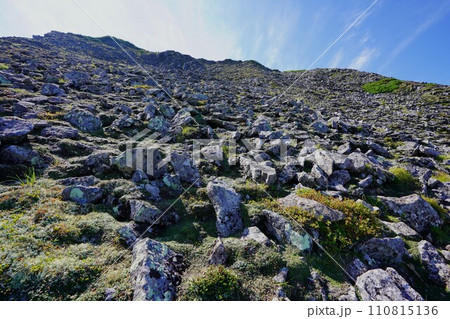 ニぺソツ山頂上直下の溶岩地帯 110815136
