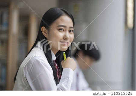 勉強する女子学生 イメージ カメラ目線で笑顔のポートレート 勉強する女子学生 イメージ カメラ目線で笑顔のポートレート 110815325