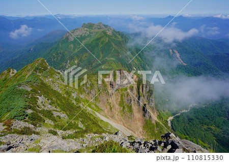 ニぺソツ山頂上からの天狗岳への稜線 ニぺソツ山頂上からの天狗岳への稜線 110815330