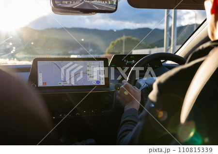 自動車の運転席からの風景 自動車の運転席からの風景 110815339