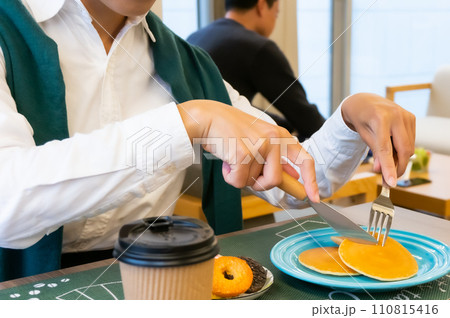 カフェの若い女性 110815416