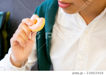 カフェの若い女性 カフェの若い女性 110815420