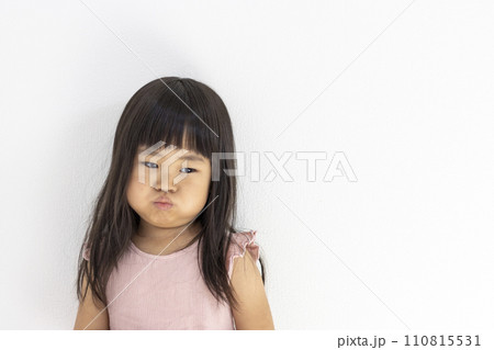 不機嫌な女の子の様子(3歳、日本人) 不機嫌な女の子の様子(3歳、日本人) 110815531