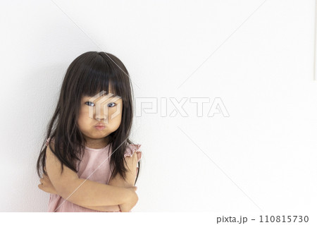 不機嫌な女の子の様子(3歳、日本人) 不機嫌な女の子の様子(3歳、日本人) 110815730