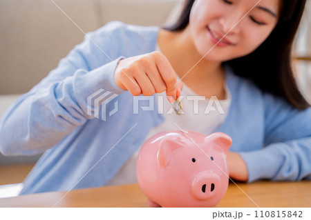 貯金をする女性 110815842
