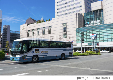 JR徳島駅前ロータリーの高速バス 110816804