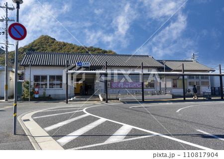 JR西日本 山陽本線 上郡駅の駅舎とロータリー 110817904