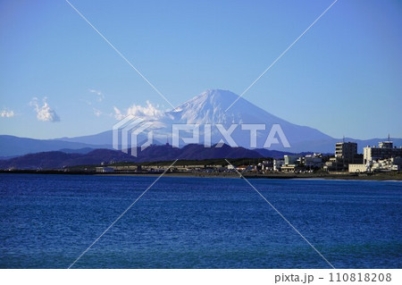 お正月の穏やかな茅ヶ崎海岸と雪の富士山 お正月の穏やかな茅ヶ崎海岸と雪の富士山 110818208