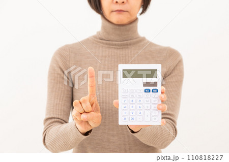 白い電卓を持って人差し指を立てるミドル女性 110818227