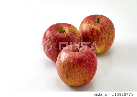 白バックのリンゴ 110818478