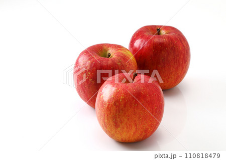 白バックのリンゴ 110818479
